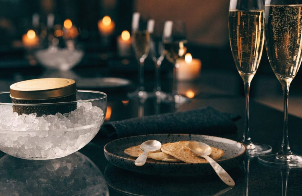 Een zwart kaviaar-coffret gepresenteerd voor een diner