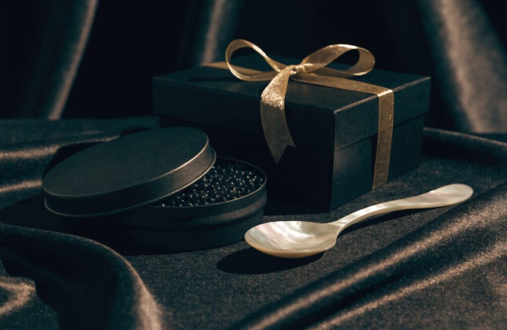 Een op maat gemaakt Perle Royale kaviaarblik, klaar om cadeau te geven